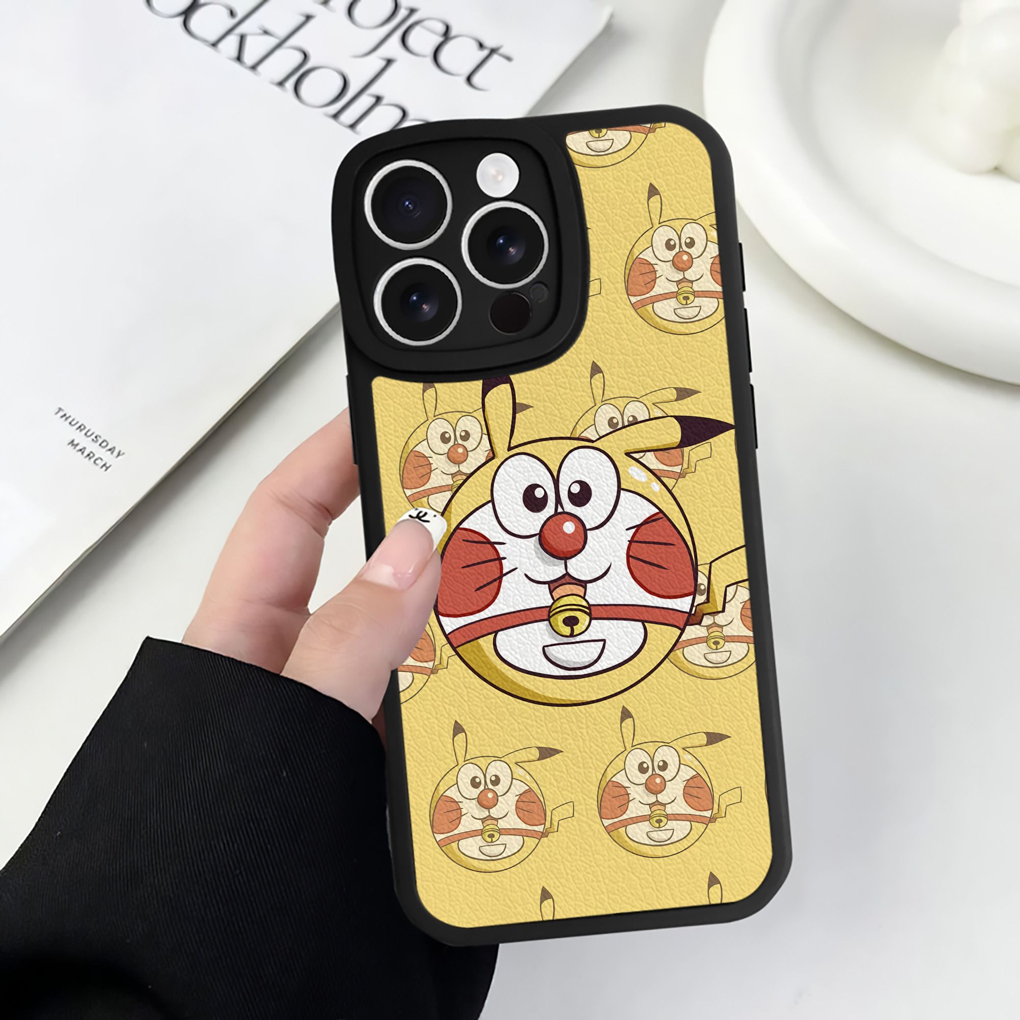 （画像用） ドラえもん Doraemon 【iPhone 16シリーズ対応】シリコンスマホケース（レザー調） 材質：シリコン
